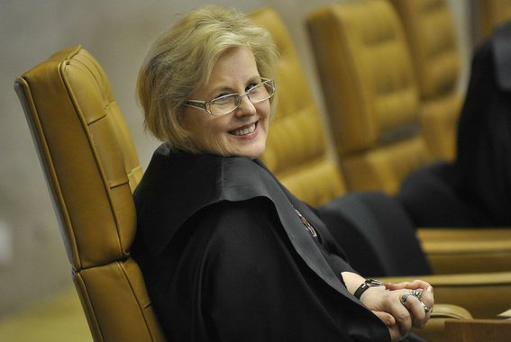 A ministra Rosa Weber, do Supremo Tribunal Federal, concedeu liminar pedida por parlamentares da oposição, definindo que a CPI sobre a Petrobras deverá ser restrita aos temas da estatal, como a compra da refinaria de Pasadena; ficam de fora, portanto, pontos como o escândalo Siemens-Alstom, que envolve a compra de trens pelo metrô de São Paulo; oposição ainda pode recorrer ao plenario para reverter o jogo