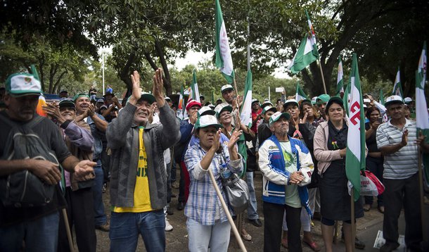 Cerca de 300 trabalhadores rurais, segundo cálculo da Polícia Militar, participaram, em Brasília (DF), de um ato em frente à Companhia Imobiliária de Brasília (Terracap), como parte das ações da 20a edição do Grito da Terra; em clima pacífico, o grupo de pequenos produtores locais, animados por um pequeno trio elétrico, ocupou parte do estacionamento da empresa