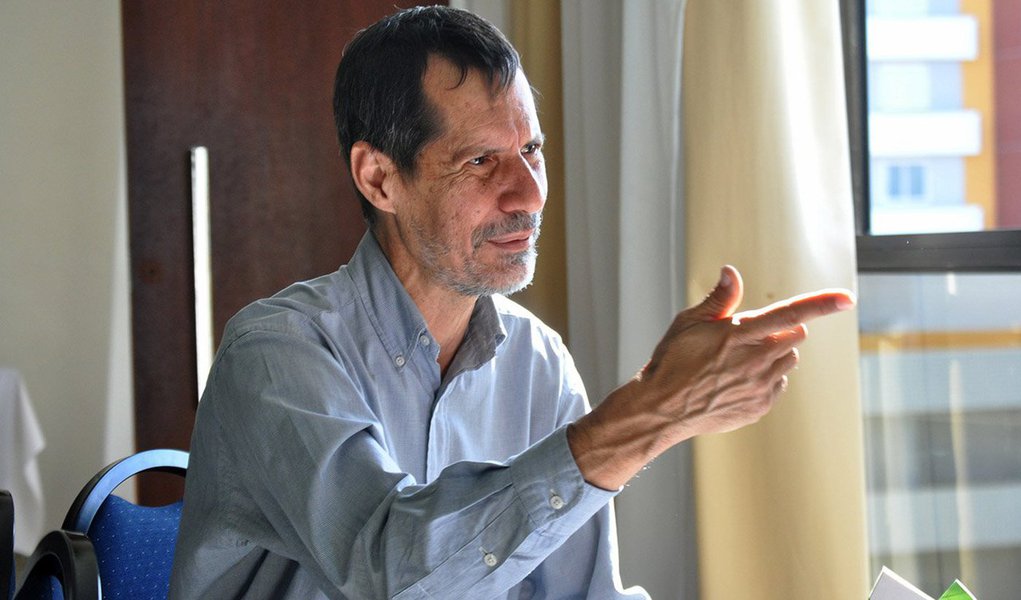 Eduardo Jorge participou de debate no Fórum Social Temático sobre Energia, na Universidade de Brasília, cujo tema foi “Energia: Para Que, Para Quem e Como?”; todos os presidenciáveis foram convidados, mas apenas Jorge e Zé Maria (PSTU) compareceram; Eduardo Campos (PSB) e Luciana Genro (Psol) enviaram representantes; o verde defendeu pedágios nas grandes cidades para gerar os recursos que financiariam a transição do modelo energético brasileiro