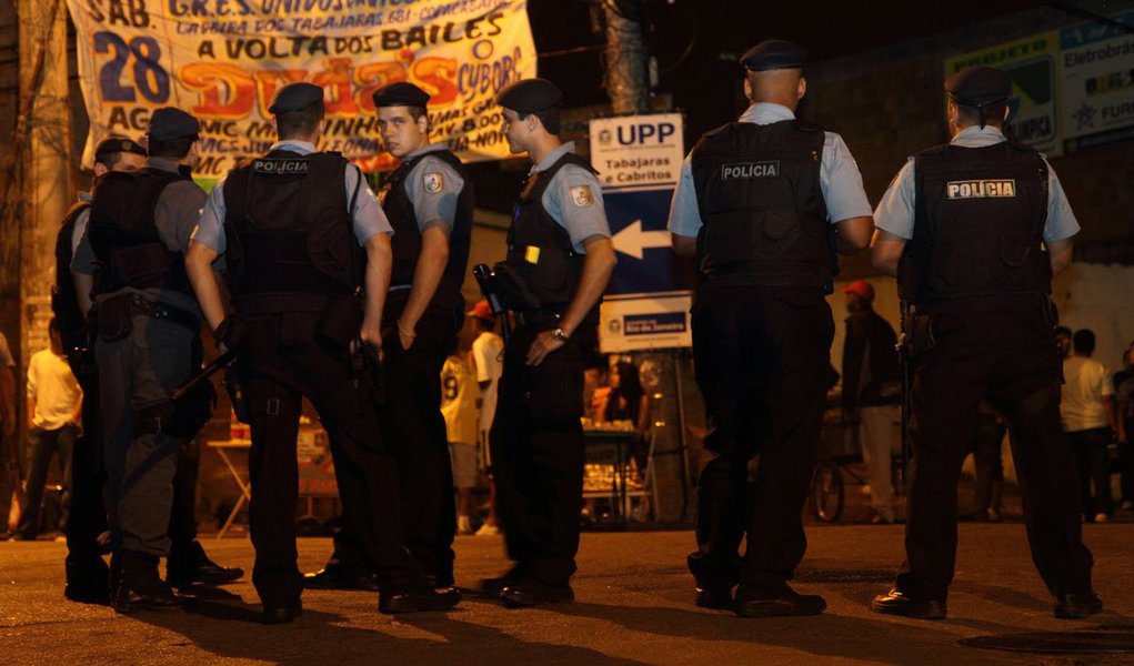 O Ministério Público do Estado do Rio denunciou ao Juízo da Vara Única de Paty do Alferes dez pessoas envolvidas em um quebra-quebra ocorrido no dia 14 de setembro, que resultou em sete policiais militares feridos, na depredação do Destacamento de Policiamento Ostensivo e na destruição de 13 viaturas; sete dos dez denunciados tiveram a prisão preventiva requerida pelo ministério