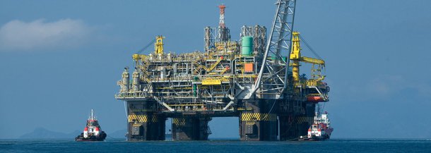 A Petrobras produziu média de 2,008 milhões de barris de petróleo por dia no Brasil em junho; a empresa informou nesta sexta-feira, 18, que atingiu a marca histórica após alta de 1,5 por cento em relação ao mesmo mês do ano passado e de 1,7 por cento ante maio; a empresa não registrava média de produção mensal acima de 2 milhões de bpd desde dezembro de 2012; já sobre a produção de gás, a Petrobras atingiu média diária de 66,4 milhões de metros cúbicos, um recorde mensal, com avanço de 4,7 por cento em relação a junho de 2013 e alta de 1,5 por cento frente maio; empresa mostra robustez
