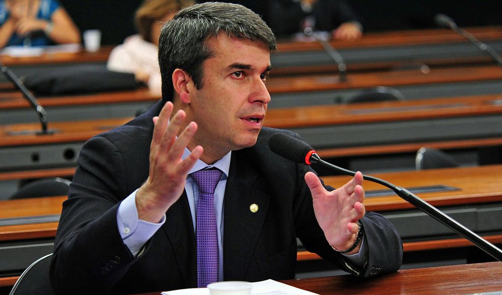 Deputado Rodrigo Bethlem (PMDB-RJ), denunciado pela ex-mulher por receber propina na Prefeitura do Rio, desistiu de disputar a reeleição; partido ainda espera que ele se desfilie e renuncie ao mandato; vereadores da bancada de oposição ao prefeito Eduardo Paes decidiram pedir a instalação de uma CPI para investigar os contratos de sua gestão 