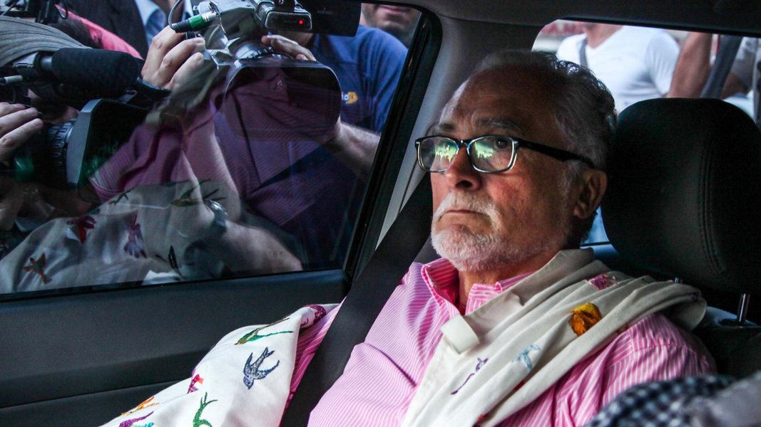 Segundo o advogado Luiz Fernando Pacheco, o ex-presidente do PT deixou a casa do sogro da filha localizada no Lago Sul, em Brasília, diante da negativa do STF de autorizar que cumprisse pena em São Paulo; o novo local não foi divulgado