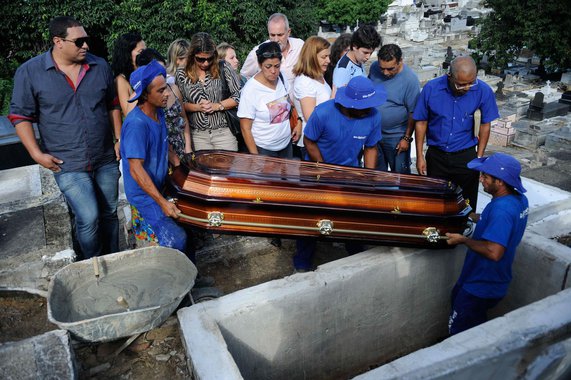 A guia de sepultamento do coronel da reserva Paulo Malhães sugere como causa de sua morte um ataque cardíaco. No documento, que é emitido para possibilitar o enterro da vítima, a causa mortis é descrita como "edema pulmonar, isquemia do miocárdio, miocardiopatia hipertrófica, evolução de estado mórbido [doença]"; o corpo do militar, que admitiu a prática de tortura durante a ditadura militar, foi enterrado na tarde de hoje (26), no Cemitério Municipal de Nova Iguaçu, na Baixada Fluminense