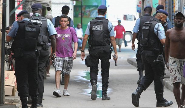 O policiamento no Complexo de Manguinhos, na Zona Norte do Rio, foi reforçado após a UPP da comunidade ter sido alvo de ataque de traficantes da região; moradores ficaram assustados com o tiroteio, mas ninguém ficou ferido; o reforço na segurança conta com policiais de outras dez UPPs; segundo a Polícia Militar, não há registro de incidentes