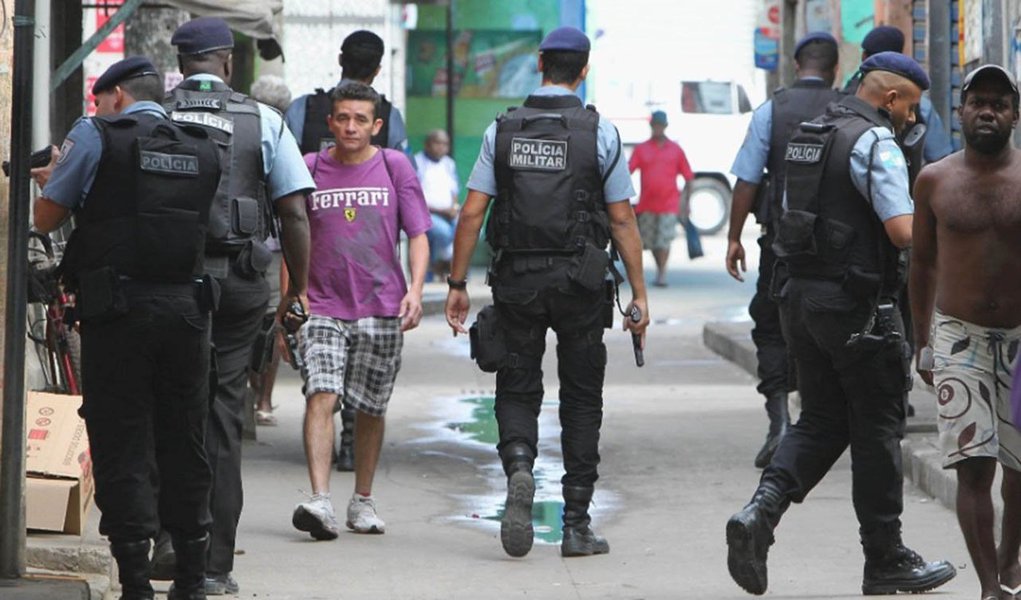 O policiamento no Complexo de Manguinhos, na Zona Norte do Rio, foi reforçado após a UPP da comunidade ter sido alvo de ataque de traficantes da região; moradores ficaram assustados com o tiroteio, mas ninguém ficou ferido; o reforço na segurança conta com policiais de outras dez UPPs; segundo a Polícia Militar, não há registro de incidentes