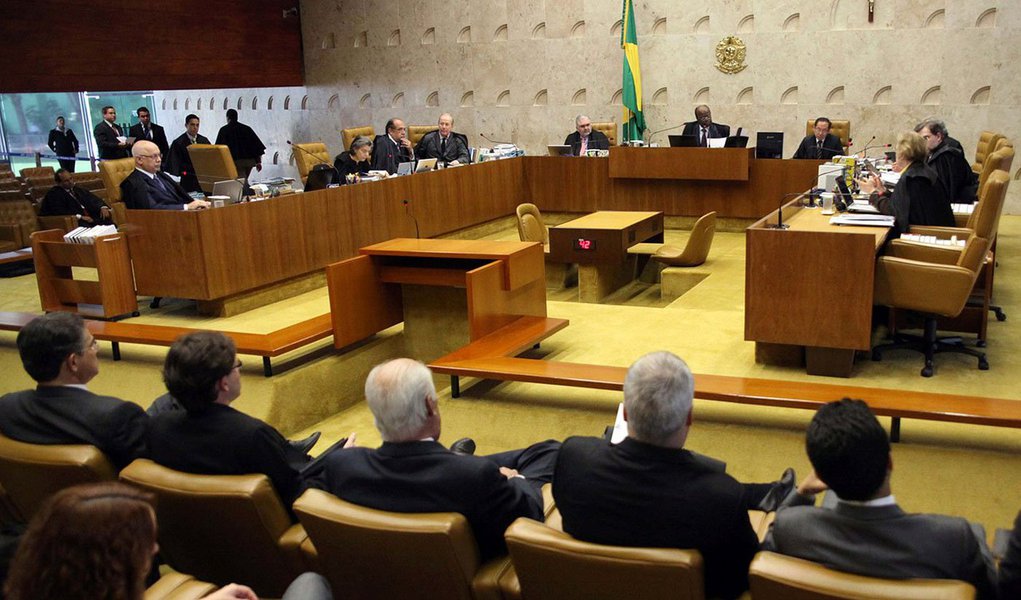 Ministros vão decidir se os condenados que tiveram quatro votos pela absolvição no crime de formação de quadrilha, durante o julgamento principal em 2012, poderão ter as condenações revistas; medida diz respeito ao ex-ministro da Casa Civil José Dirceu, o ex-deputado José Genoino, o ex-tesoureiro do PT Delúbio Soares e os ex-dirigentes do Banco Rural José Roberto Salgado e Katia Rabelo