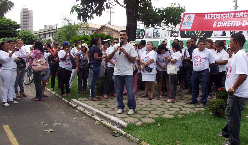 Em greve há quase 70 dias, professores de Imperatriz estão com o salário cortado e sem vias de diálogo com a prefeitura; decisão judicial obrigou a prefeitura a informar o porquê do corte em até 72 horas; segundo o sindicato da categoria, o prazo terminaria hoje (10) e a prefeitura não se manifestou; os professores pedem reajuste salarial de 13%, tíquete-alimentação de R$ 230 e o plano de carreira, que está há mais de dez anos desatualizado