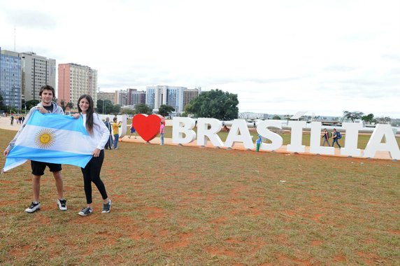 Letreiro metálico instalado em frente à fonte luminosa da Torre de TV serve de cenário para fotos. Estrutura de 2,7 metros de altura e 23,4 metros de comprimento foi inaugurada ontem. "É também uma forma de incentivar os moradores e visitantes a declarar esse amor pela capital do Brasil, que está sendo redescoberta na Copa do Mundo como um excelente destino turístico", diz o secretário de Turismo do DF