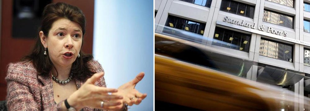 Lisa Schineller, analista da S&amp;P responsável pelo Brasil, destaca que não vê novo rebaixamento para o país, dizendo que isso só acontecerá se os indicadores externos tiverem forte deterioração e se o governo romper seu compromisso com políticas pragmáticas; “É importante ressaltar que a perspectiva [da nota] é estável. Vimos ajustes na economia e damos valor a isso, como a subida dos juros pelo Banco Central”