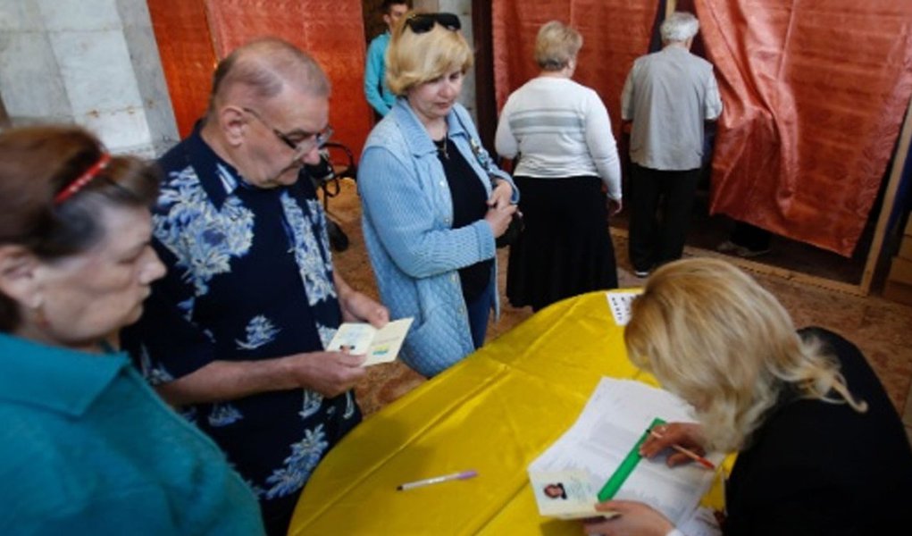 A União Europeia não irá reconhecer o resultado do referendo deste domingo, 11, em nas regiões de Lugansk e Donetsk, no leste da Ucrânia, dominada por rebeldes pró-Moscou que buscam independência; "Os seus organizadores não têm legitimidade democrática", disse Maja Kocijancic, porta-voz da chefe de política externa da UE, Catherine Ashton; a votação, organizada pelos rebeldes pró-Rússia, já ultrapassou os 80% em Lugansk e os 50% em Donetsk, segundo divulgaram ativistas das duas regiões; Kiev considera ilegítimo o referendo e não deve reconhecer o resultado