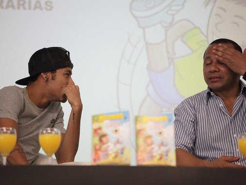 Folha chegou a acusá-lo de envolvimento na máfia da venda de ingressos, mas recuou depois de protesto do jogador nas redes sociais, que acusou a publicação de “mentir para vender jornal”; “É um daqueles casos em que o chamariz do nome famoso parece ter falado mais alto do que a responsabilidade jornalística”, diz a ombudsman Vera Guimarães Martins, da Folha