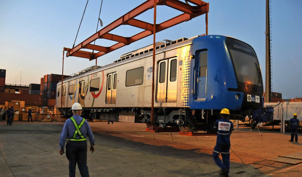 O terceiro lote de trens chineses adquiridos pelo governo do estado chegou ao Porto do Rio para atender os ramais de trens da SuperVia; são quatro novas composições, com quatro vagões e capacidade para transportar cerca de 1,2 mil passageiros cada uma; antes de começar a operar, o novo lote passará pela primeira inspeção no porto e, em seguida, seguirá para Deodoro, onde será submetido a simulações e testes estáticos e dinâmicos