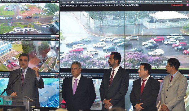 Pontos turísticos, avenidas, ruelas, hospitais, escolas e até paradas de ônibus serão monitorados por câmeras potentes, que produzem imagens para serem utilizadas pelas Forças de Segurança Pública, sobretudo durante a Copa do Mundo; objetivo, de acordo com o secretário de Segurança Pública do DF, Sandro Avelar, é "permitir que a PM atue rapidamente para que ações suspeitas não virem crimes, e, em casos de crimes, para que seja feita a identificação da autoria"; governo do DF pretende instalar 2.020 câmeras