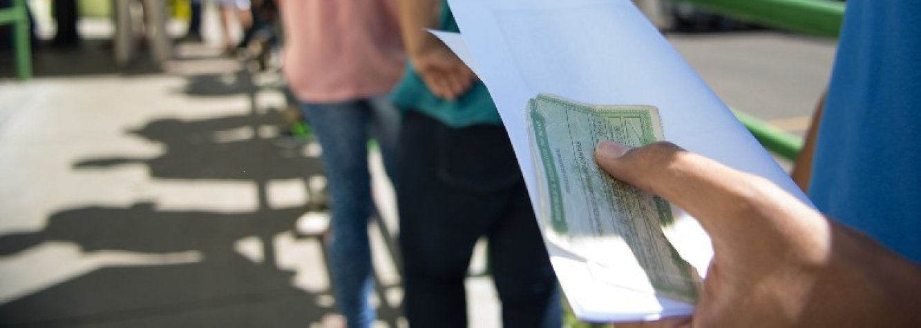 No Distrito Federal, os eleitores terão 131 opções para deputado federal, 8 para senador e suplentes e 6 para governador. Serão 998 candidatos a deputado distrital para 24 cadeiras na Câmara Legislativa. Nesta segunda-feira (21), o TSE lançou o aplicativo Candidaturas, que permite o acesso ao sistema de consulta via plataformas móveis