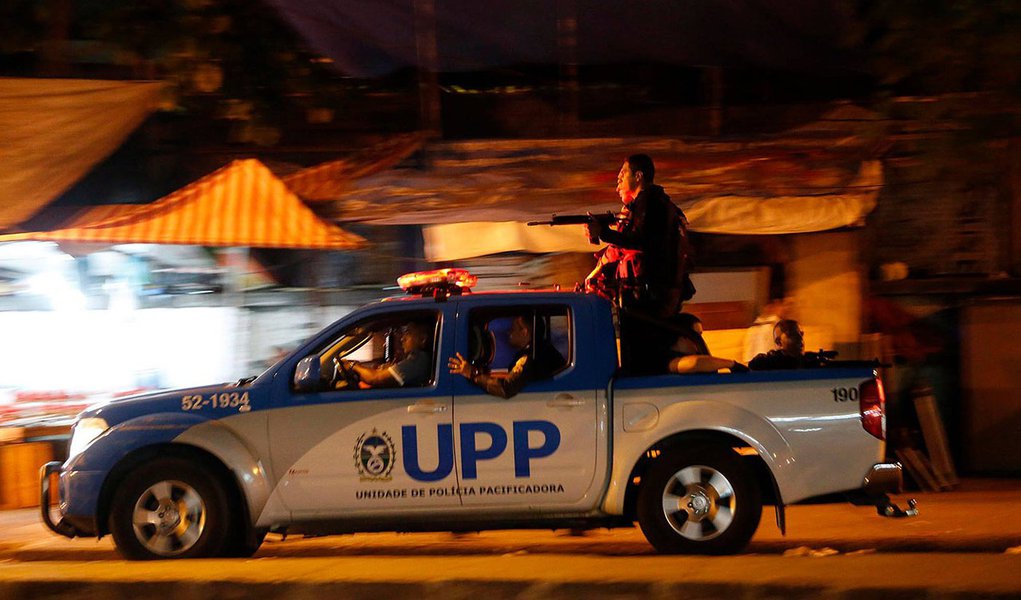 Segundo a Polícia Miliar, policiais da UPP da comunidade faziam o patrulhamento da Rua 2, Complexo do Alemão, Zona Norte do Rio, quando criminosos começaram a atirar contra eles; moradores fizeram um protesto pela morte da vítima na Estrada do Itararé, uma das principais vias de acesso ao Complexo do Alemão; PM informou  que objetos em chamas, garrafas e pedras foram atiradas contra policiais; a base da UPP também foi atacada a tiros