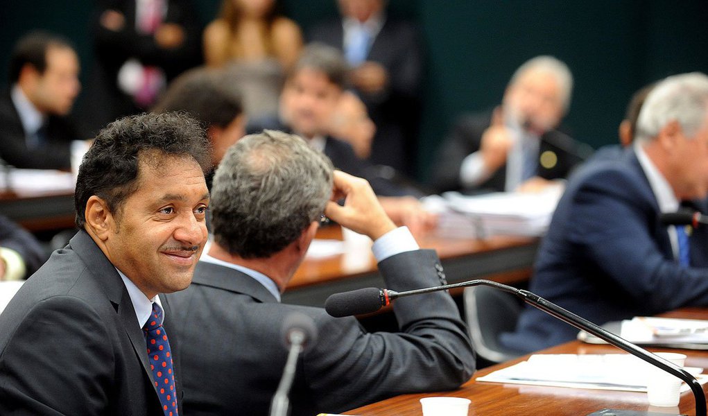 Parlamentar mais votado em 2010, com 1,3 milhão de votos, Tiririca anuncia permanência na política de maneira oficial na noite desta quinta-feira, durante o Programa Nacional do PR; “Vocês têm que me aguentar, galera”, disse