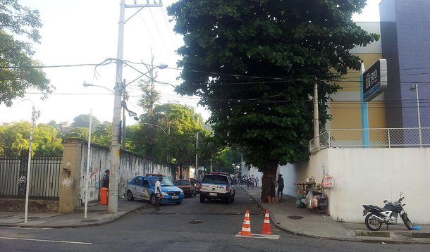 O reforço na comunidade, que fica em Vila Isabel, zona norte do Rio, ocorre após um menino ser atingido na cabeça durante troca de tiros; o incidente provocou uma manifestação de moradores, que prejudicou o trânsito na região e resultou em novos tiroteios; Policiais do Grupamento de Intervenções Táticas (GIT), do Batalhão de Polícia de Choque (BPChoque) e de outras UPPs estão na região; o Bope segue em busca de criminosos