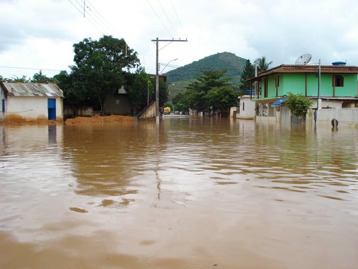 Com estado de emergência decretado em 45 de seus 78 municípios, desde o último sábado, o Espírito Santo vem sendo fortemente castigado pelas fortes chuvas que atingem a região há sete dias e já causaram seis mortes, deixaram 45 feridos e mais de 40 mil desabrigados ou desalojados