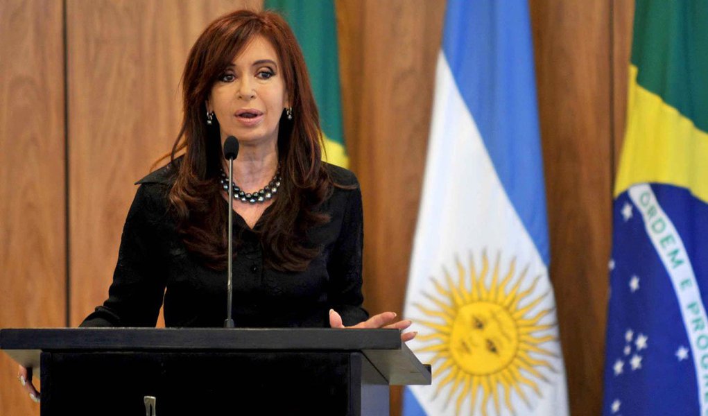 Agência de classificação de risco cortou o rating do país de Cristina Kirchner para um grau especulativo ainda baixo nesta segunda-feira, e disse que a forte queda das reservas internacionais do banco central elevam as preocupações com a capacidade de honrar sua dívida externa