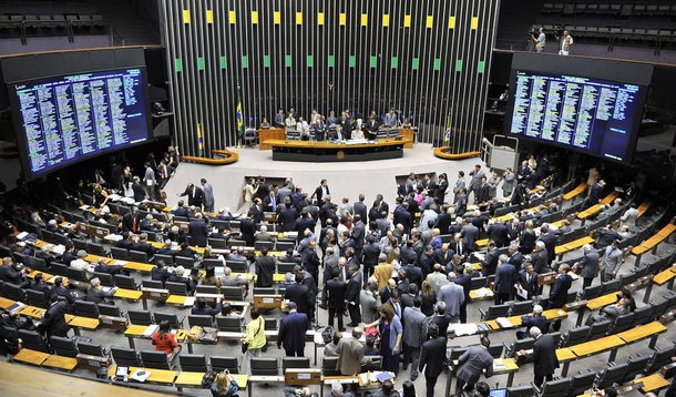 Após o adiamento da votação do Marco Civil da Internet na Câmara, o governo, preocupado com o ambiente político negativo; articulou com os senadores aliados uma manobra para derrubar a sessão do Congresso desta terça-feira que analisaria 12 vetos da presidente Dilma Rousseff; "Nós vamos obstruir a sessão", disse o líder do PMDB no Senado, Eunício Oliveira; o líder do PT na Casa, Humberto Costa, confirmou que os senadores farão obstrução na sessão e, com isso, não haverá quórum para a reunião