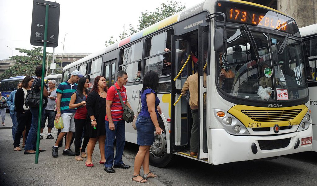 A Prefeitura do Rio informou que, neste sábado (23), vai dar início à operação especial de verão, reforçando a frota das linhas de ônibus que têm como destino as praias da cidade; conforme determinação da Secretaria Municipal de Transportes, as linhas que seguem para Barra da Tijuca e Zona Sul trabalhem com a oferta igual a de dias úteis, ou seja, que circulem com a frota entre 80% e 100% da determinada
