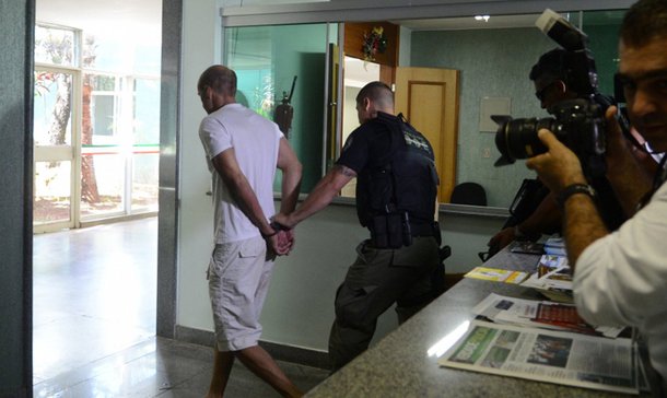 A Polícia Civil do Distrito Federal (DF) prendeu hoje (26) sete pessoas e apreendeu mais de R$ 2 milhões em espécie, além de joias e veículos durante a Operação Armadilha, desencadeada para desarticular um esquema de exploração do jogo do bicho na capital. Montante é o maior já apreendido no DF; "Exterminamos o jogo do bicho na data de hoje. Estaremos atentos para qualquer tentativa de ressurgimento do jogo", disse o delegado-chefe adjunto da Delegacia de Repressão ao Crime Organizado, Fernando Cocito