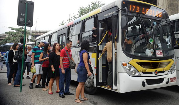 A Prefeitura do Rio informou que, neste sábado (23), vai dar início à operação especial de verão, reforçando a frota das linhas de ônibus que têm como destino as praias da cidade; conforme determinação da Secretaria Municipal de Transportes, as linhas que seguem para Barra da Tijuca e Zona Sul trabalhem com a oferta igual a de dias úteis, ou seja, que circulem com a frota entre 80% e 100% da determinada