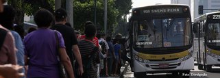 Cerca de 250 motoristas participam do primeiro dia do Programa No Ponto Certo, da prefeitura do Rio, que dará treinamento a 18 mil motoristas de ônibus da cidade; objetivo é reduzir o número de acidentes e melhorar a relação com os usuários, além de reforçar o cumprimento de normas como a garantia de gratuidade a idosos, a estudantes de escolas públicas e a portadores de necessidades especiais