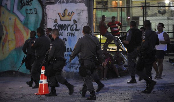 A Polícia Civil quer colher mais depoimentos dos três policiais militares presos por transportar uma mulher baleada no porta-malas do carro; a Delegacia de Madureira (29ª DP), na zona norte da cidade do Rio, enviou ofício à PM informando a necessidade da nova oitiva; o documento foi encaminhado ao Batalhão de Rocha Miranda (9º BPM), responsável pelo bairro de Madureira e onde os três policiais são lotados