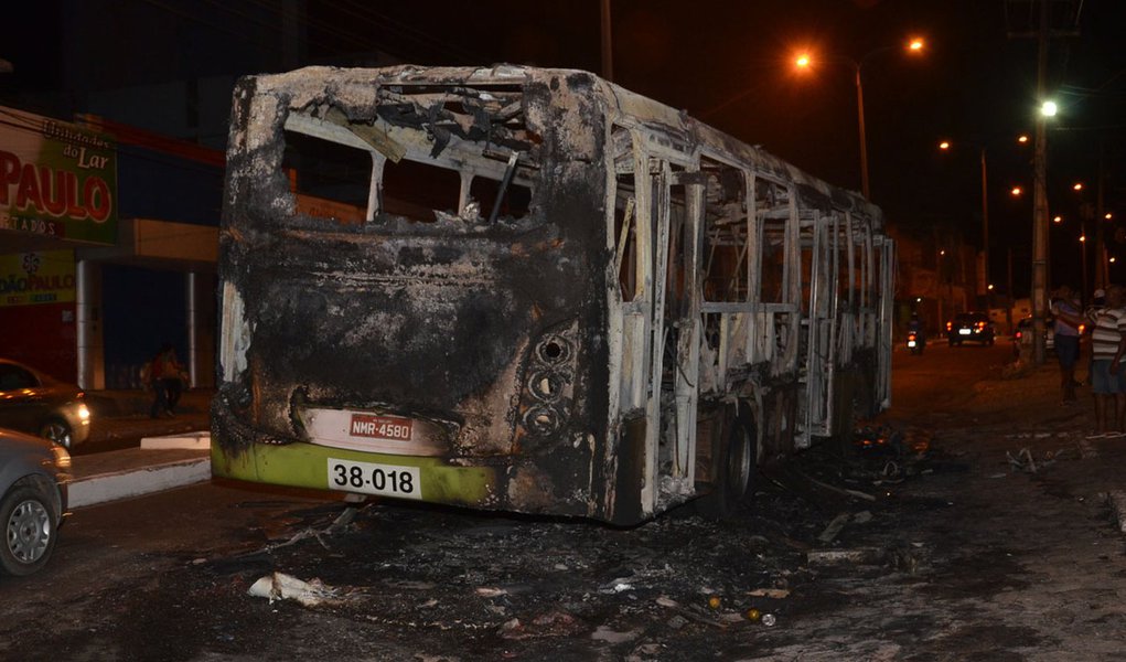 Os dois pacientes transferidos do Maranhão para hospitais em Brasília e Goiânia, após sofrerem queimaduras durante ataques a ônibus em São Luís, continuam em estado grave; Juliane Carvalho Santos e Márcio Ronny da Cruz estão internados em hospitais que são referência no tratamento de queimados