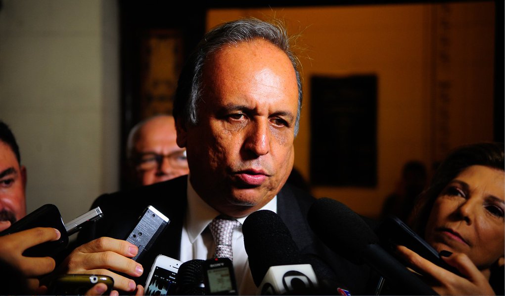 Governador Luiz Fernando Pezão afirmou que a região da zona oeste do Rio de Janeiro contará com maior número de casas financiadas pelo Programa Minha Casa, Minha Vida, do governo federal; a região é dominada por milicianos e a intenção do governo é promover políticas afirmativas para combater o crime organizado, além de aumentar o efetivo policial; de acordo com Pezão é necessário combater a milícia e a população será surpreendida com grandes operações previstas no combate ao crime