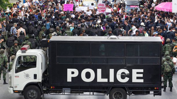 Junta militar da Tailândia manteve fora das ruas muitos dos milhares de soldados e policiais que preparou para lidar com protestos em Bangcoc neste domingo, uma vez que o número de pessoas que fazem manifestações públicas contra o golpe de 22 de maio diminuiu; militares reprimiram duramente os dissidentes pró-democracia desde a derrubada do primeiro-ministro Yingluck Shinawatra, no mês passado, buscando silenciar críticas e cortar protestos pela raiz