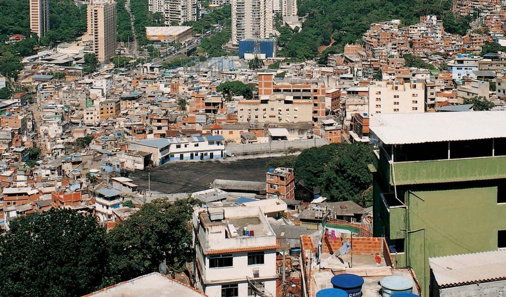 O policial que colaborou com as investigação que levaram à prisão de 16 PMs afirmou que o coronel Dayzer Corpas Maciel, comandante do 17º Batalhão, na Ilha do Governador, Norte da capital, recebia até R$ 150 mil em propinas do tráfico de drogas do Morro do Dendê, também no Norte da Cidade Maravilhosa; em depoimento ao Gaeco, o policial disse que o chefe do tráfico da favela, Fernando Gomes de Freitas, o Fernandinho Guarabu, "é acertado com o 17º BPM e esse acerto se dá 'por cima', ou seja, com o Estado Maior do 17º BPM"