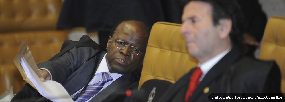 Por meio da coluna do jornalista Ancelmo Gois, no Globo, o presidente do Supremo Tribunal Federal, Joaquim Barbosa, manda avisar: o chamado "mensalão" para ele é "página virada"; nesta segunda-feira, ele publica o acórdão e passa a bola para o colega Luiz Fux, o relator dos infringentes que, segundo Barbosa, será o "protagonista" da nova fase do julgamento; a partir de agora, ele está em outra