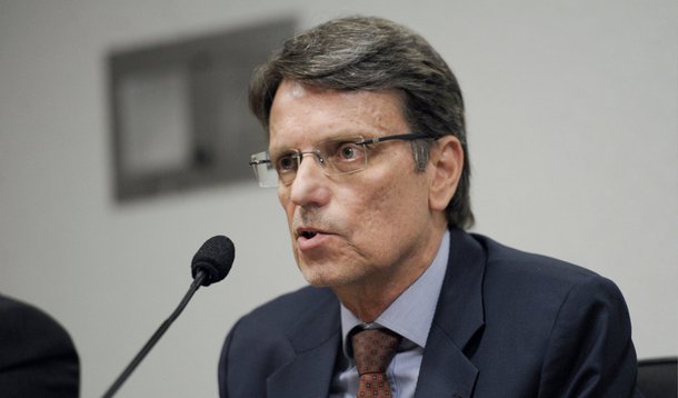 A informação é do chefe da Casa Civil do Distrito Federal, Hélio Doyle, em referência aos R$ 422 mi solicitados pelo GDF para pagar os salários atrasados de servidores da saúde e da educação; a assessoria do GDF informou que a regulamentação do Fundo Constitucional prevê o pagamento em duodécimos (uma parcela por mês) e não pode ser antecipado; governador Rodrigo Rollemberg disse que o seu governo herdou "uma situação muito difícil"; "Não é responsabilidade nossa e estamos tomando todas as providências para que semana que vem seja efetivado o pagamento dos servidores da saúde e da educação", afirmou