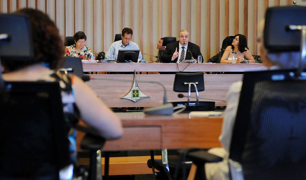 O montante supera pela primeira vez os gastos de custeio previstos (R$ 4,8 bi) e é um recorde; "É um sinal forte que o governador Agnelo Queiroz vem determinando, de conter os gastos com a máquina. Ao mesmo tempo, vamos valorizar a carreira dos servidores públicos", disse o secretário de Planejamento do DF, Luiz Paulo Barreto