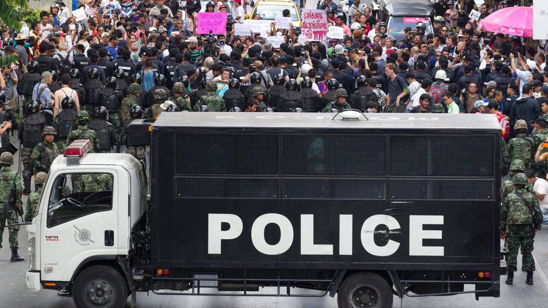 Junta militar da Tailândia manteve fora das ruas muitos dos milhares de soldados e policiais que preparou para lidar com protestos em Bangcoc neste domingo, uma vez que o número de pessoas que fazem manifestações públicas contra o golpe de 22 de maio diminuiu; militares reprimiram duramente os dissidentes pró-democracia desde a derrubada do primeiro-ministro Yingluck Shinawatra, no mês passado, buscando silenciar críticas e cortar protestos pela raiz