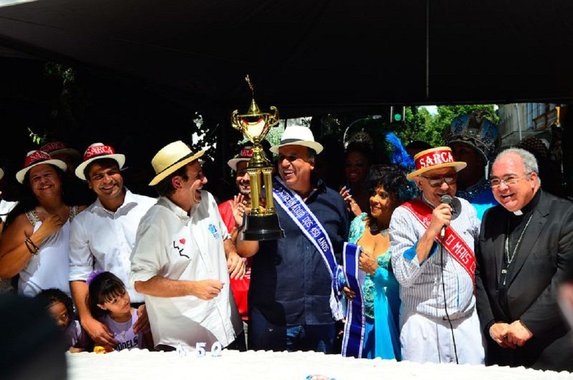 Rio de Janeiro comemora neste domingo seus 450 anos de fundação com programação especial; para marcar a data, os cariocas vão ganhar de presente o Túnel Rio 450, que será inaugurado em homenagem ao aniversário da cidade; com três faixas em operação em sentido único, do Centro para o Viaduto do Gasômetro, o primeiro túnel subterrâneo do Rio mede 1.480 metros de extensão e liga a Via Binário à Rua Primeiro de Março; bolo de aniversário, com 450 metros, foi cortado na Rua da Carioca, no centro do Rio, e distribuído para quem acompanhava a cerimônia