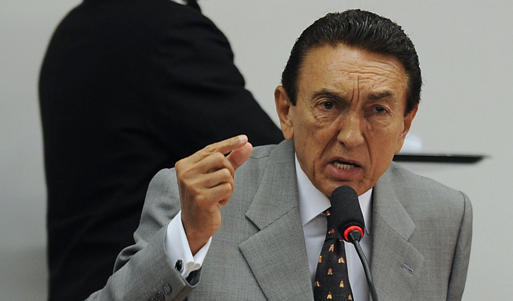 Em nova petição protocolada no STF, o senador Edison Lobão (PMDB-MA) pediu para tirar cópia do conteúdo da delação de Ricardo Pessoa, dono da UTC Construções; o pedido já havia sido negado pelo ministro Teori Zavascki, relator do caso, mas agora o ministro Celso de Mello é quem tomará a decisão a respeito do caso; Pessoa teria declarado em sua delação premiada que pagou propina de R$ 1 milhão para Lobão na época em que ele era ministro de Minas e Energia; em troca, o agora senador teria favorecido a UTC e o consórcio que toca as obras da usina Angra 3