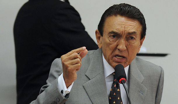 Em nova petição protocolada no STF, o senador Edison Lobão (PMDB-MA) pediu para tirar cópia do conteúdo da delação de Ricardo Pessoa, dono da UTC Construções; o pedido já havia sido negado pelo ministro Teori Zavascki, relator do caso, mas agora o ministro Celso de Mello é quem tomará a decisão a respeito do caso; Pessoa teria declarado em sua delação premiada que pagou propina de R$ 1 milhão para Lobão na época em que ele era ministro de Minas e Energia; em troca, o agora senador teria favorecido a UTC e o consórcio que toca as obras da usina Angra 3