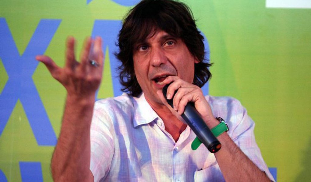 Durante o programa “Extraordinários” do canal a cabo SporTV, o jornalista Eduardo Bueno, conhecido como Peninha, chamou a região Nordeste de “aquela bosta" enquanto falava da produção açucareira dos holandeses na região; no Twitter e no Facebook, internautas pedem sua demissão e até uma ação criminal contra ele