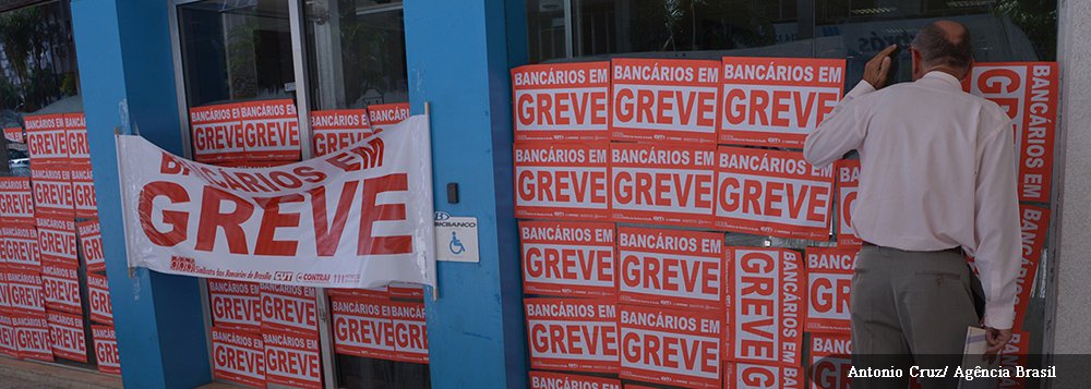 A Confederação Nacional dos Trabalhadores do Ramo Financeiro divulgou balanço que mostra que em pouco mais de uma semana da greve nacional dos bancários foram fechados 10.633 agências e centros administrativos nos 26 estados e no Distrito Federal; a confederação reclama que há um silêncio da Federação Nacional dos Bancos (Fenaban) que “se recusa a apresentar proposta com aumento real de salário, valorização do piso, melhoria da participação nos lucros e resultados”