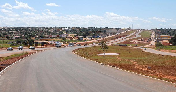 O número de pessoas morando em favelas na região metropolitana de Brasília mais que dobrou em dez anos; a capital federal está na contramão do restante do país, onde, em média, a população brasileira cresceu 14,5% entre 2000 e 2010 e a quantidade de pessoas morando em favelas aumentou 6%; em Brasília, no entanto, o número de indivíduos em favelas subiu 50,7%