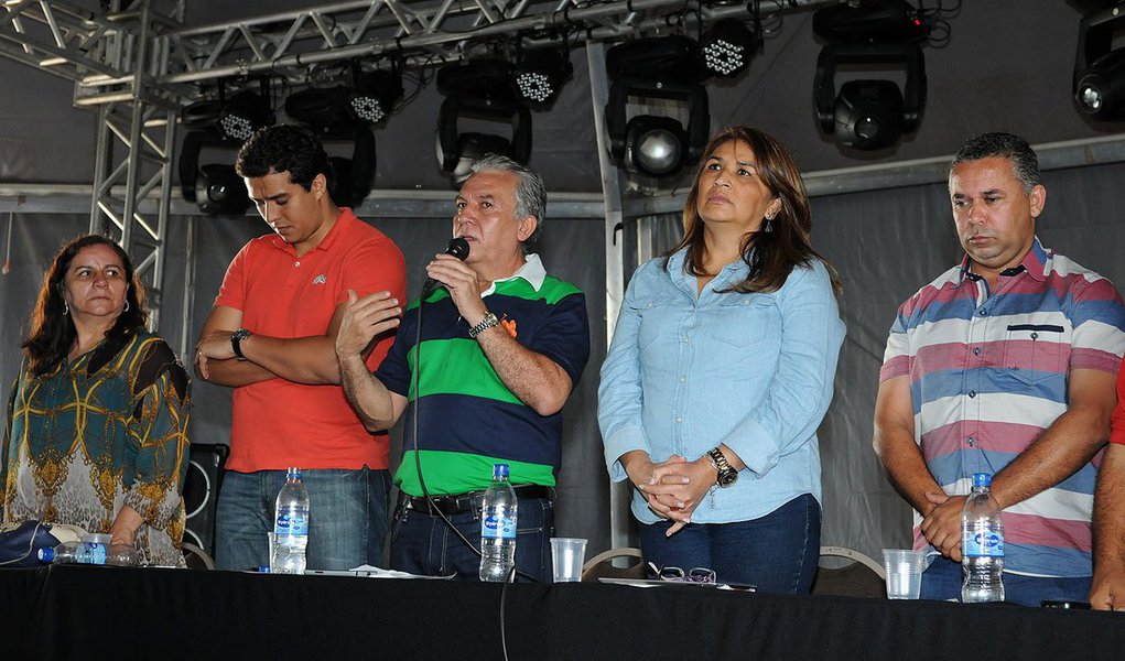 A Secretaria de Habitação entregará, até o final de 2014, 100 mil unidades habitacionais em todo o DF; o anuncio foi feito pelo secretário da pasta, Geraldo Magela, durante o programa "GDF Junto de Você"; para São Sebastião, sede do evento, está prevista a entrega de seis mil apartamentos populares; "Trabalhamos com duas vertentes: a de legalização e a de entrega das escrituras, prioridade absoluta do governo", afirmou o dirigente