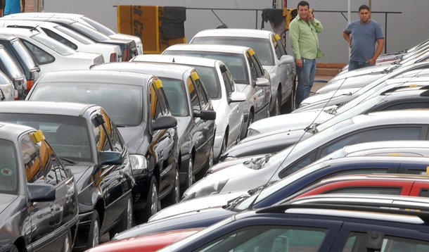 As vendas de veículos automotores por concessionárias ao mercado interno caíram 2,29% em 2013, na comparação com 2012, totalizando 5,458 milhões unidades no ano. A queda foi puxada pelo fraco desempenho do segmento automóveis, com recuo de 3,05%