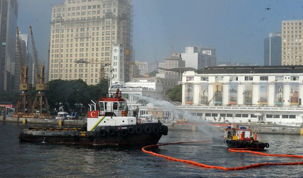 Para marcar o Dia Mundial do Meio Ambiente, o comitê do Plano de Área da Baía de Guanabara (PABG) fez o 1º Exercício Completo de Resposta de Vazamentos de Óleo no Mar; o exercício simulou o choque entre duas embarcações, o que resultou em um vazamento de combustível e um princípio de incêndio em um dos barcos; o plano de emergência individual, que integra o PABG, foi acionado para conter o derramamento e recolher o óleo por meio de barreiras de contenção e recolhedores – que são uma espécie de bomba de sucção