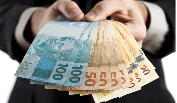 Valor é 6,78% superior aos R$ 678 atuais; percentual está acima da inflação medida pelo IPCA que, segundo a projeção mais recente do boletim Focus, deve fechar o ano em 5,72%; aumento do salário mínimo está previsto na Lei Orçamentária Anual de 2014