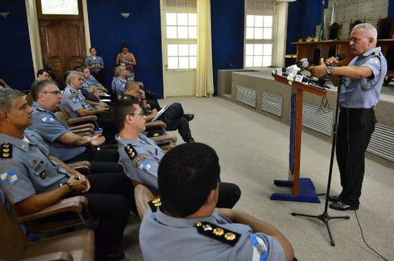 Segurança na maior festa de Ano Novo do país, o réveillon de Copacabana, terá 1.729 policiais militares e uma câmera termal de alta tecnologia, capaz de identificar armas escondidas; em relação à última edição, haverá reforço de 33% no número de PMs; além do reforço durante o réveillon, será deflagrada a Operação Praia entre os dias 31 de dezembro e 4 de janeiro, quando 1.354 militares atuarão nas orlas de Botafogo, Copacabana, Ipanema, Leblon, Barra da Tijuca e Recreio