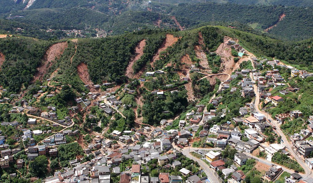 Com o objetivo de restaurar áreas destruídas pelas chuvas na região serrana, o governo do estado e a prefeitura de Petrópolis assinam nesta quarta-feira (23) um convênio para execução de novas obras de contenção de encostas em diversas localidades do município; o processo licitatório deve começar ainda este ano